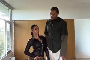 最萌身高差？索汉此前与娇小性感女友一同合影🙈