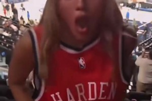 还是有绝活！女登密发现自己把哈登球衣穿反了，当场换回来~