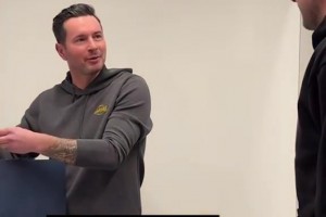 东契奇将自己的同款夹克给了湖人主教练雷迪克一件!