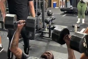 杰伦·格林用两个43公斤哑铃做卧推，有吧友能超过他吗？